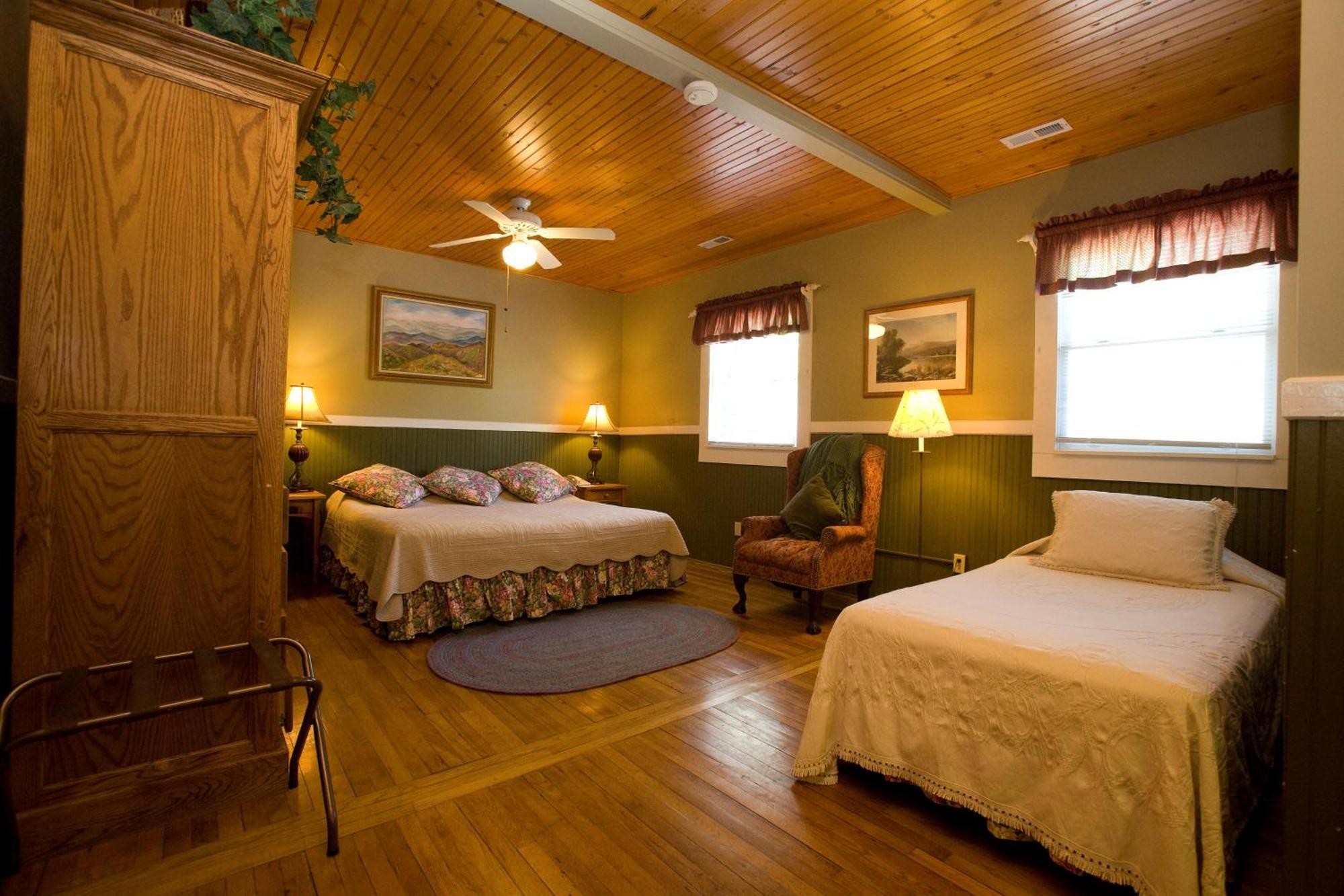 Highland Lake Inn & Resort - Флет Рок Екстериор снимка